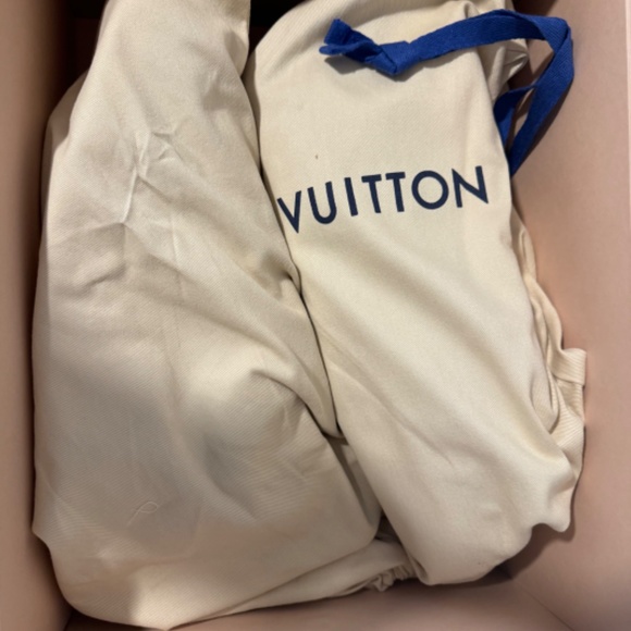 Louis Vuitton Men’s Run away shoe - Picture 3 of 5